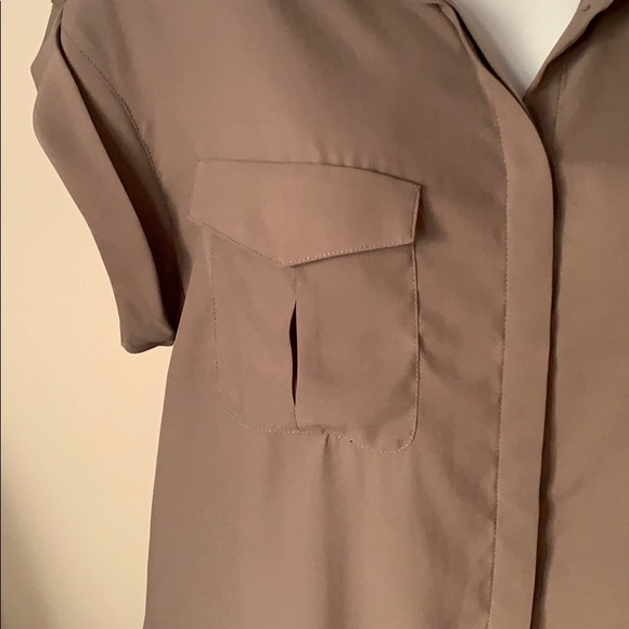 H & M taupe 2 pocket hidden button Size 8 Blouse - Picture 2 of 5